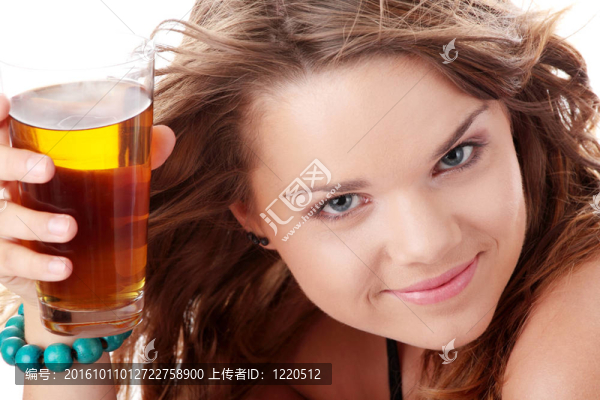 在比基尼喝冰紅茶的年輕女子