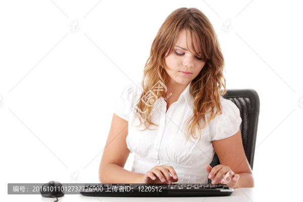 年輕女子看著顯示器。