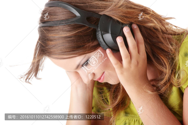 美麗的少女聽音樂