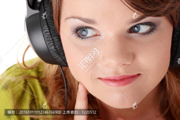美麗的少女聽音樂