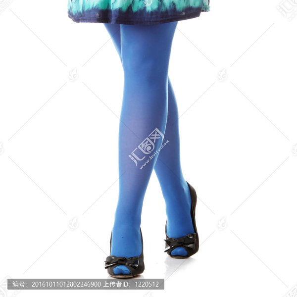 穿藍裙子和藍色絲襪的女孩