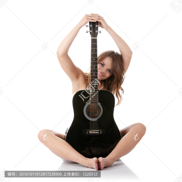 黑色古典吉他的年輕女子