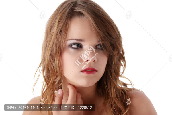 悲傷的少女，她的眼睛里有淚水