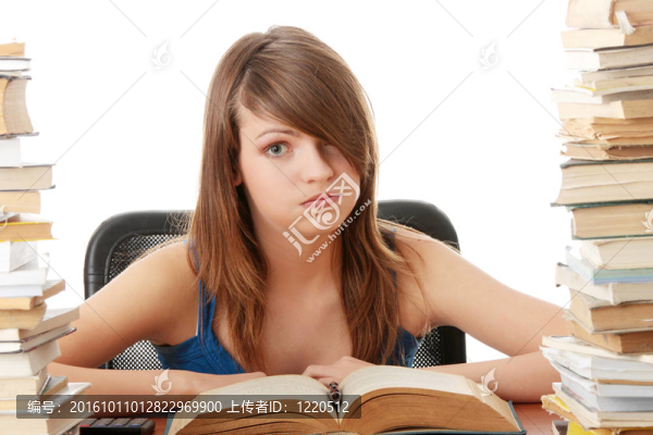 十幾歲的女孩在課桌上學(xué)習(xí)累了
