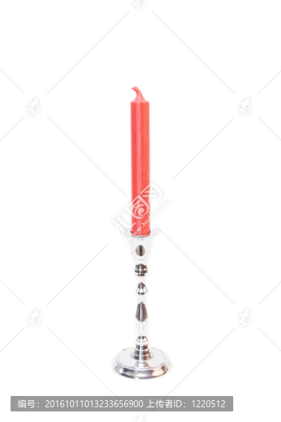 銀白色燭臺上的蠟燭