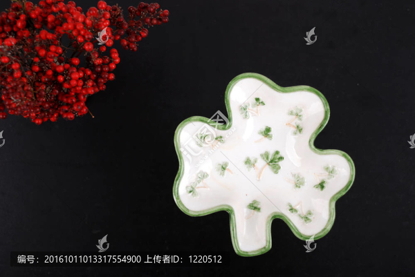 紅色水果與三葉草板