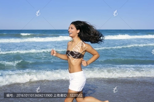 美麗的夏天，黑人女孩在沙灘上跳躍