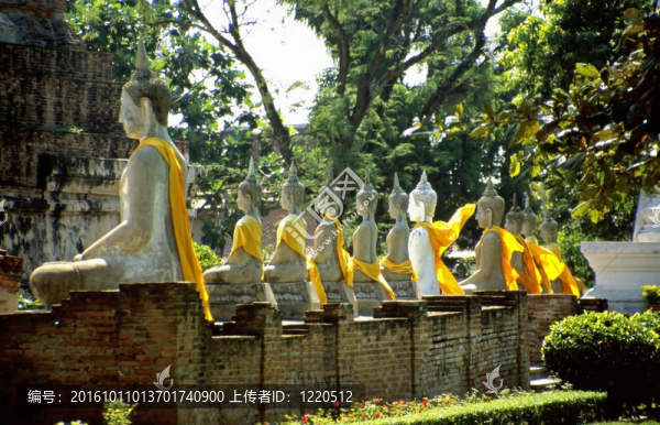排著黃色和橙色斗篷的如來(lái)佛祖雕像