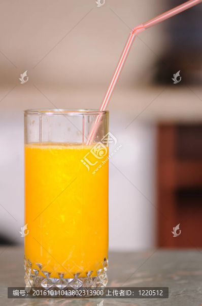 玻璃杯里的果汁