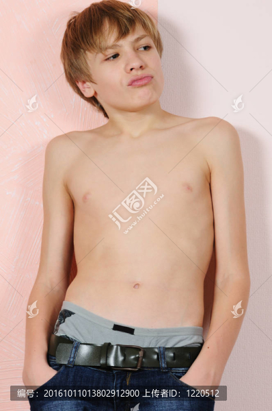 在墻附近的少年