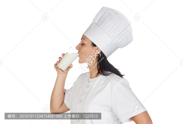 漂亮的廚師女孩喝牛奶