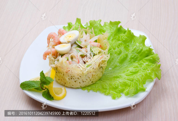 沙拉海鮮。tunec；蝦；蔬菜。