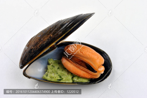 煮熟的有機(jī)貽貝與一些香草黃油