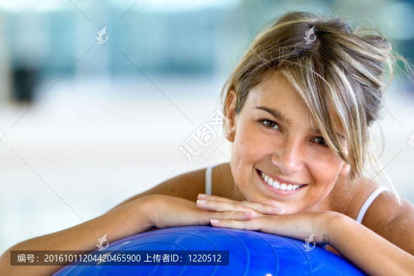 女子在健身房微笑