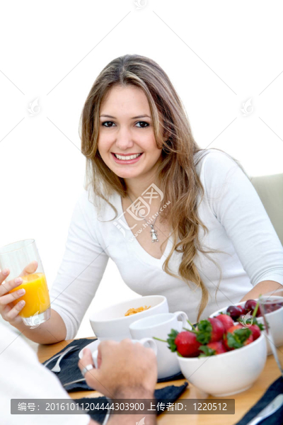 女人吃她的早餐
