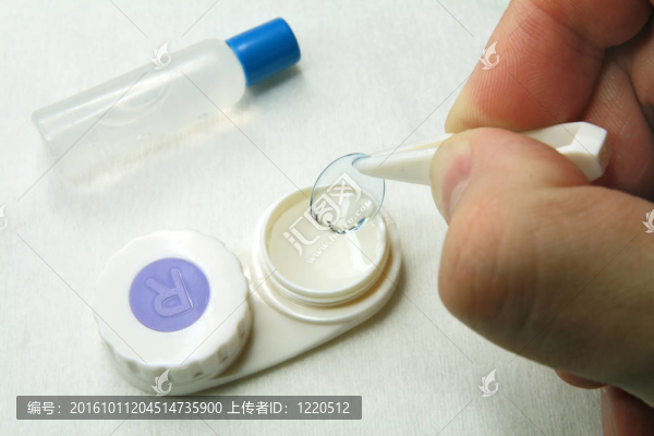 小心處理軟性隱形眼鏡