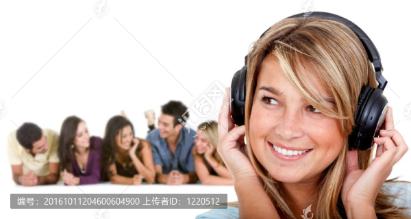 女孩聽音樂