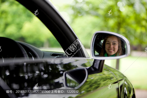 女孩開(kāi)車(chē)
