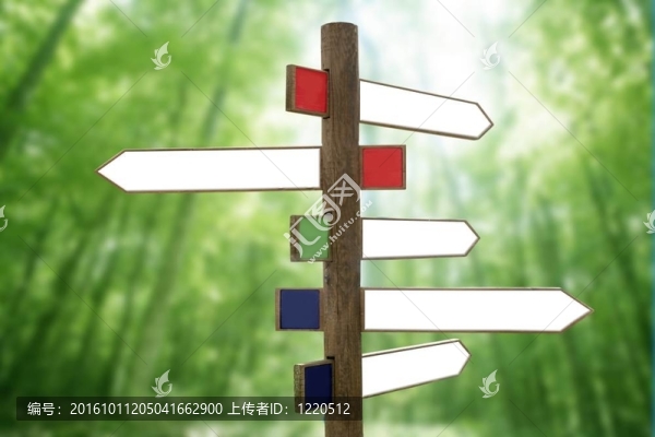 十字路口的木制箭頭標(biāo)志