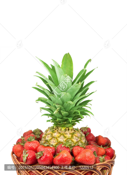 一籃菠蘿和草莓