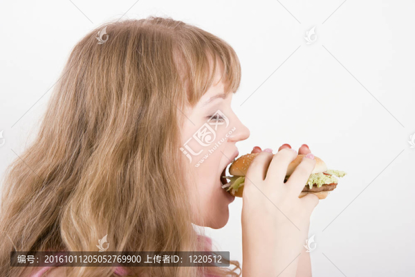那個(gè)女孩咬了一個(gè)漢堡包
