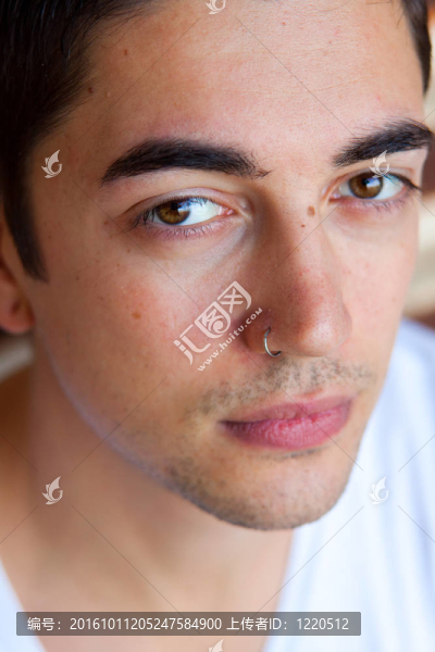 男子穿著白色T恤衫