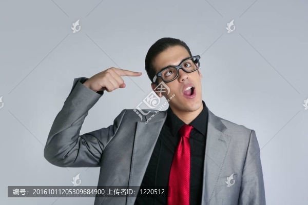 商人瘋狂地戴著滑稽的眼鏡和西裝