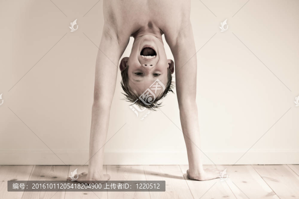 男孩尖叫時(shí)，做一個(gè)倒立