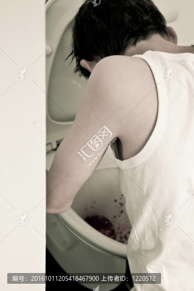 小男孩在廁所嘔吐