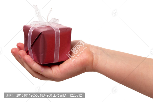 孩子拿著禮物