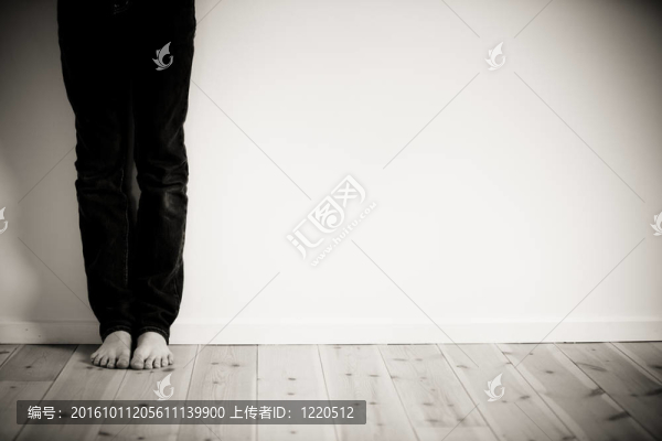 Barefeet的小男孩獨(dú)自在房間里