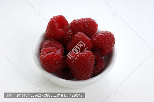 在一個白色的碗，一些有機覆盆子