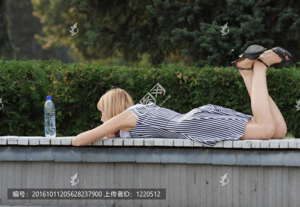 躺在長椅上的金發(fā)女郎