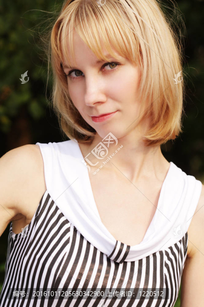 穿著條紋連衣裙的金發(fā)女郎