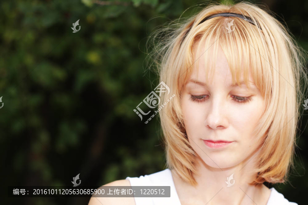 金發(fā)碧眼的降低視線