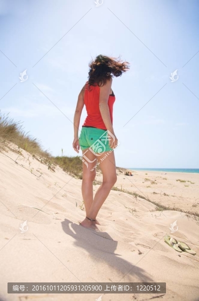 穿著紅色和綠色的女人