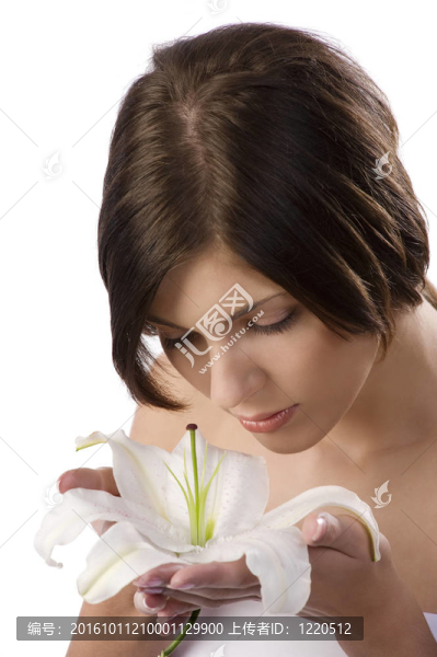 香的女孩聞著一朵花