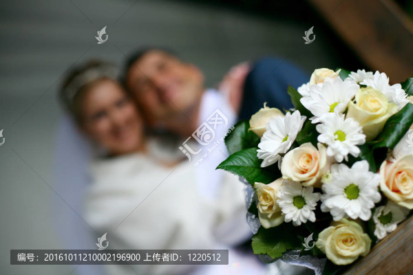 在后面的草地上可以看到新婚夫婦的婚禮花束