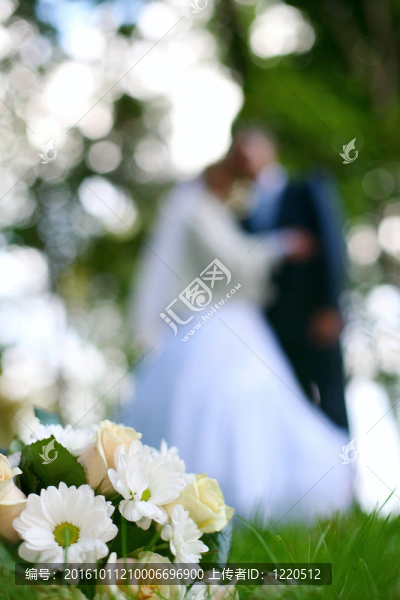 在后面的草地上可以看到新婚夫婦的婚禮花束