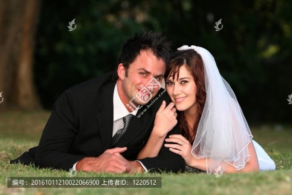 躺在草地上的新婚夫婦