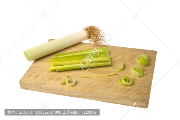 新鮮韭菜在木砧板表。