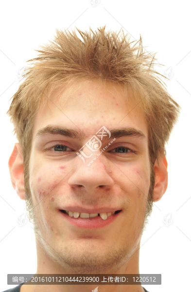 男子試圖微笑著歪牙