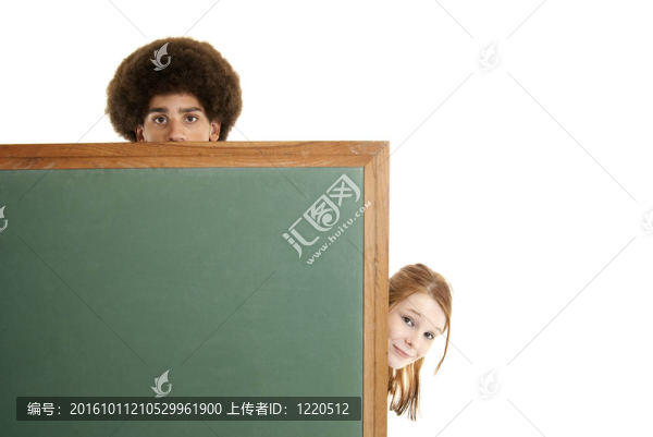 與空白的黑板的青少年