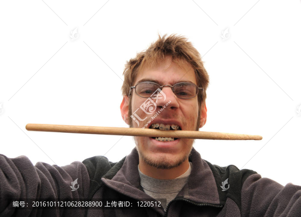 鼓手咬著雞腿