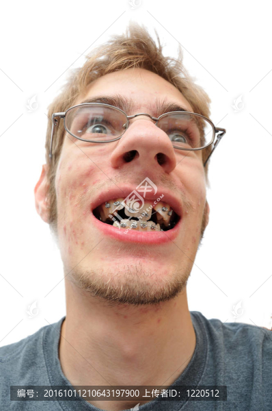男子微笑著露出他的大括號