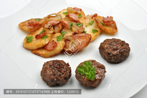 烤土豆，肉丸子在白盤子上