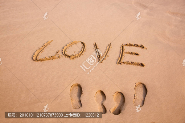 腳印和愛寫在沙灘上的沙灘上