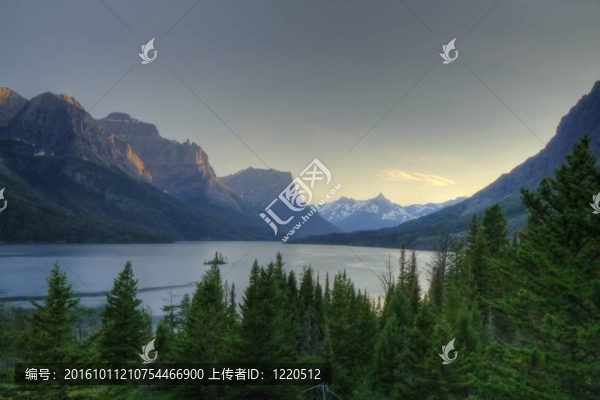 山上的湖