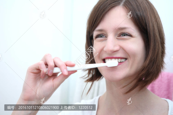牙齒衛(wèi)生概念-一個美麗女人刷牙的特寫鏡頭