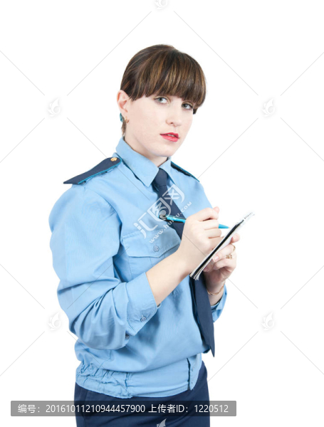 在她的記事本上穿著制服的女人